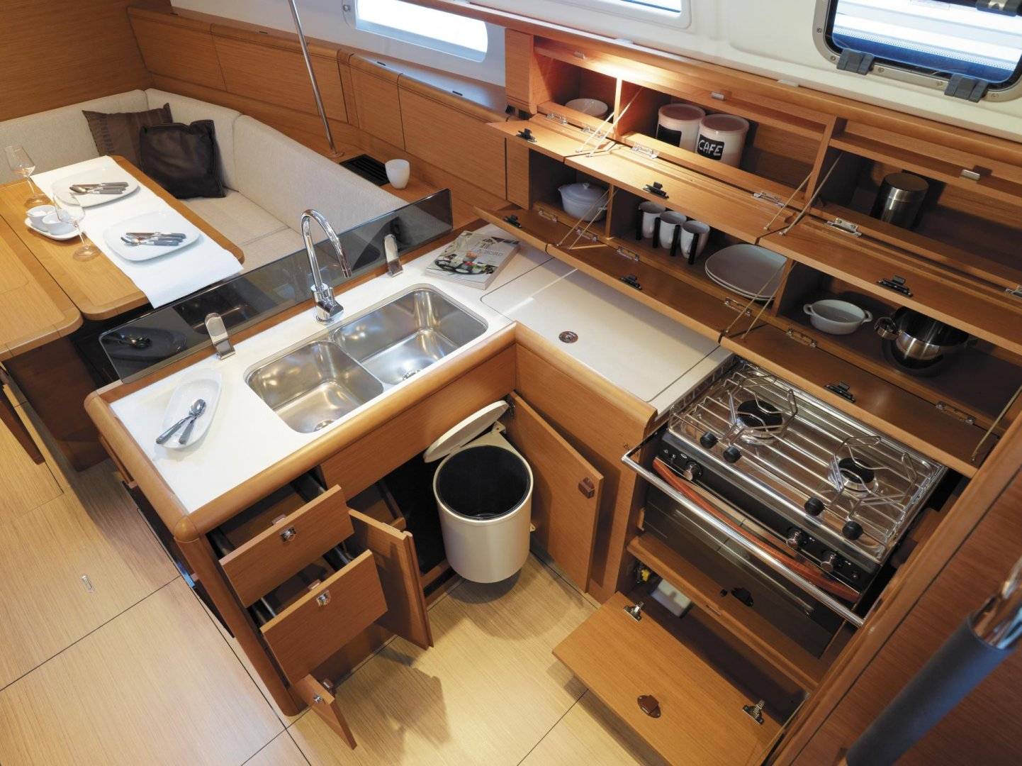 Sun Odyssey 379 - 3