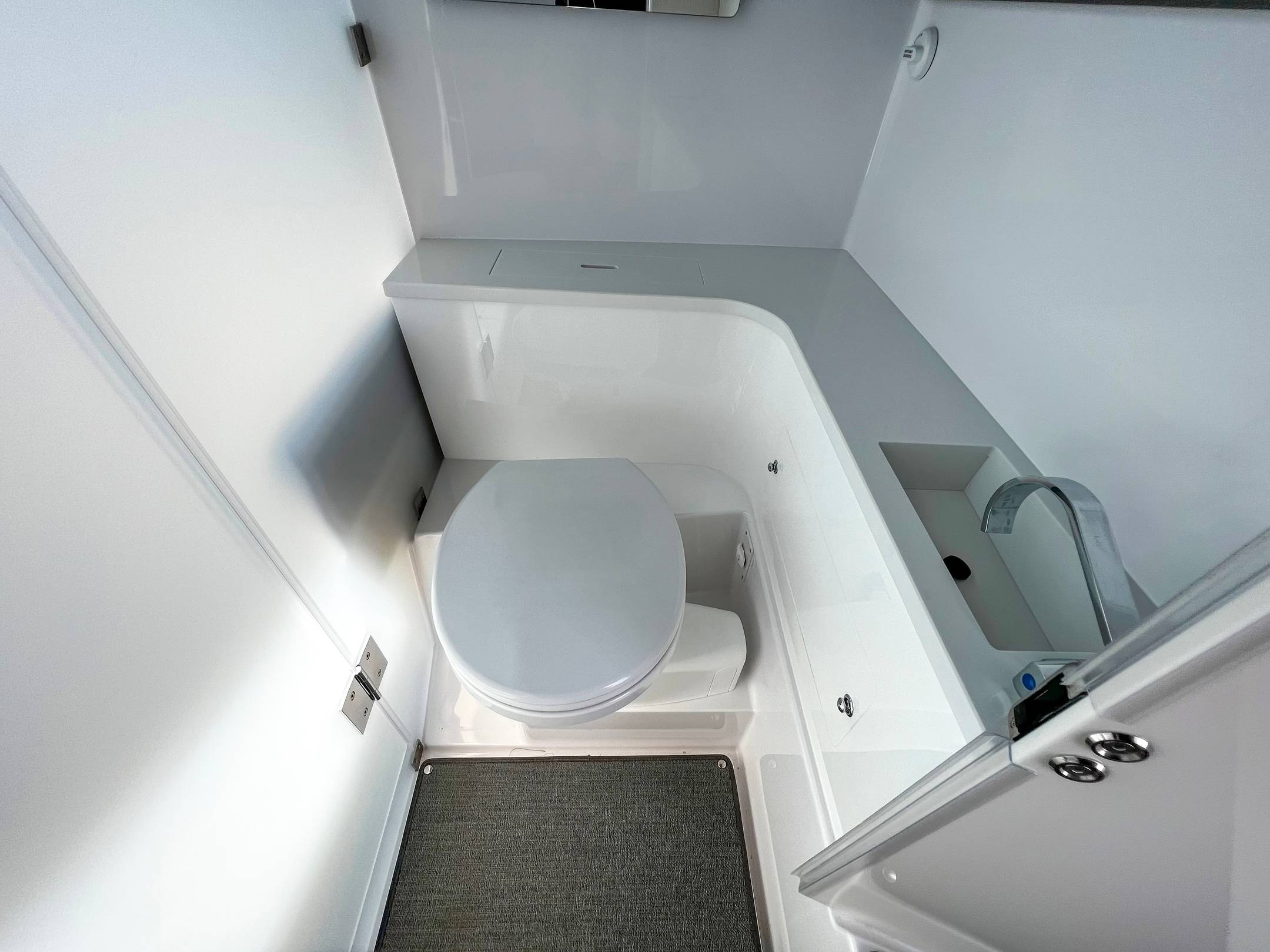 Axopar 37 XC Cross Cabin - 5