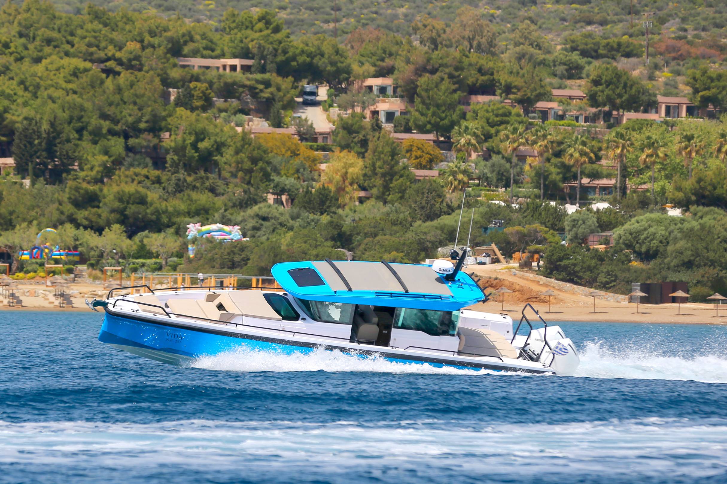 Axopar 37 XC Cross Cabin