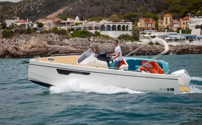 Nuva M8 Cabin - 3