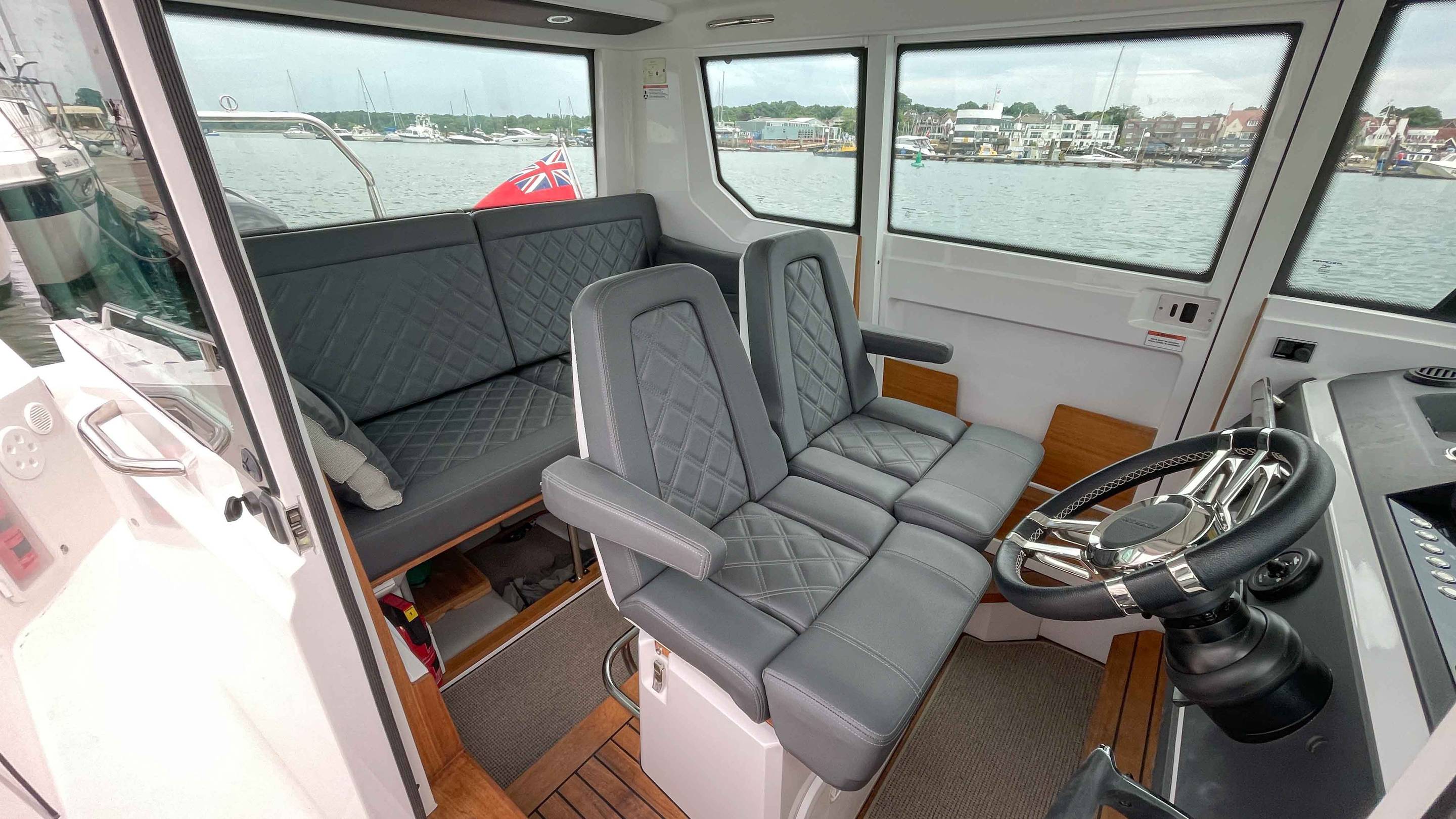 Axopar 28 Cabin - 4